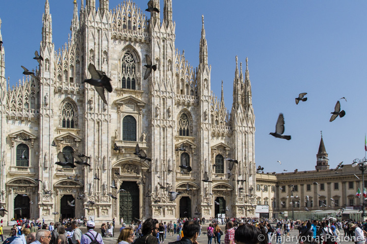Espectacular fachada del famoso duomo de Milán, en Italia