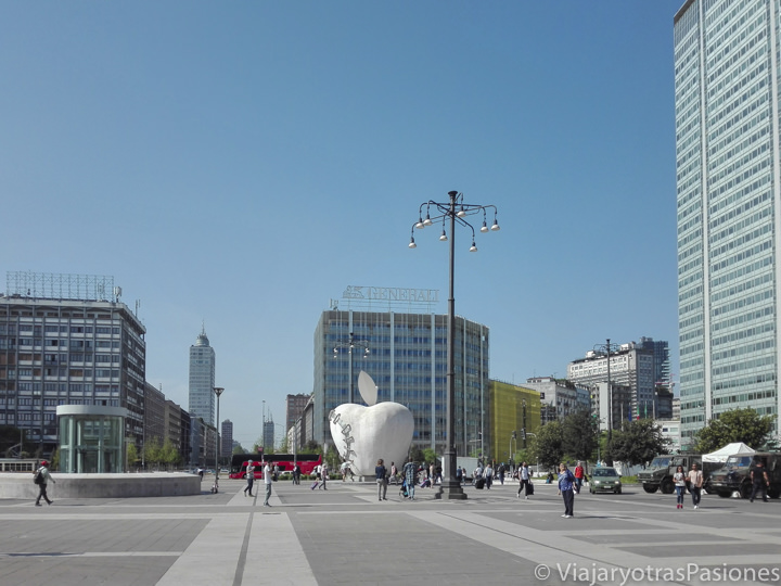 Panorama de la piazza frente a la estación central de Milán, Italia