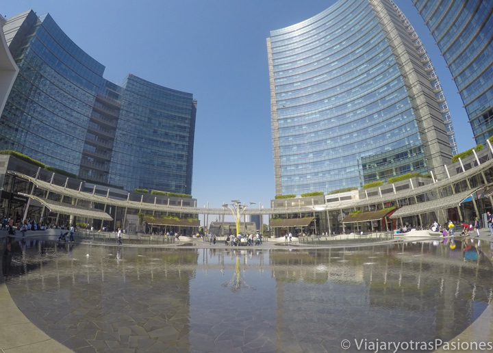 Panorama de la hermosa Piazza Gae Aulenti en Milán, Italia