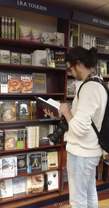 Leyendo un libro de Tolkien en una de las mejores librerías de Londres en Inglaterra