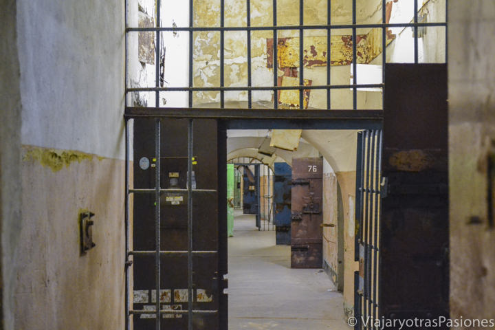 Interior de la antigua prisión soviética de Patarei, en Tallin, Estonia