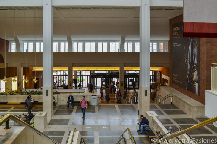 La famosa y preciosa main hall de la National Library en Londres en Inglaterra