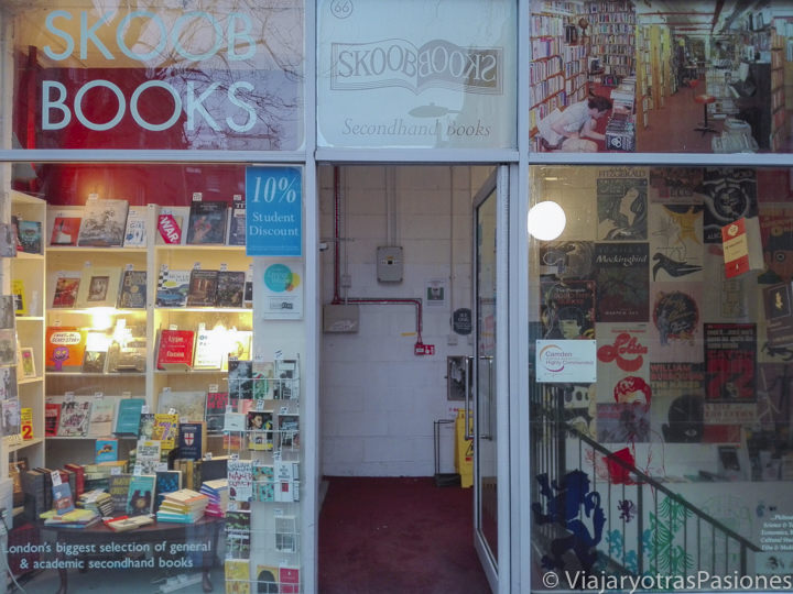 Fachada de la librería de libros de segunda mano Skoob Books en Londres en Inglaterra