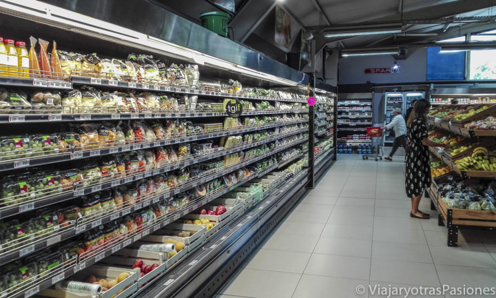 Supermercado lleno de comida esencial para el presupuesto de viaje a Sudáfrica
