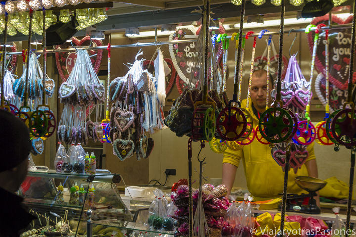 Tipicos dulces navideños en un puesto en Winter Wonderland, la feria de la navidad en Londres en Inglaterra