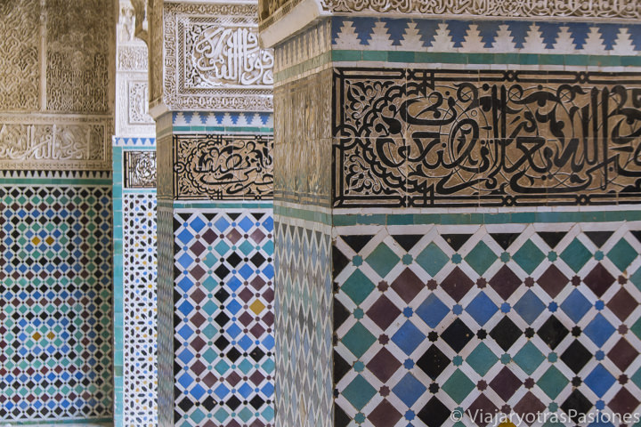 Hermosa decoración típica de las Madrasas de Fez, Marruecos