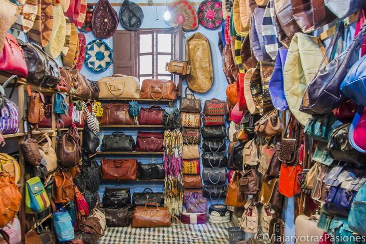 Puesto vendiendo productos de cuero en la Medina de Fez, Marruecos