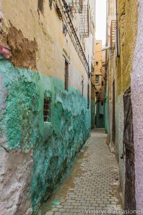 Típico callejón en la zona residencial de la Medina de Fez, Marruecos