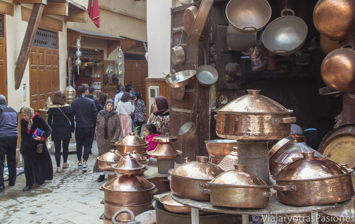 Puesto vendiendo ollas de cobre en Plaza Sefarine en Fez, Marruecos