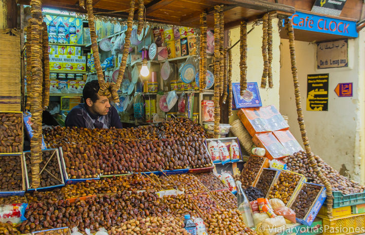 Puesto lleno de dátiles en una Medina de Marruecos