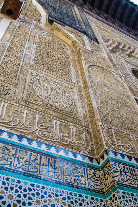 Hermosa decoración de Al Attarine en Fez, Marruecos
