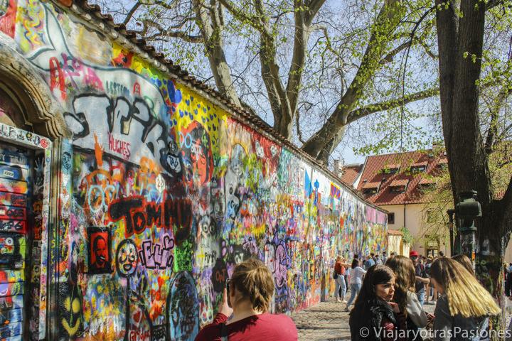 Vista del impresionante Muro de John Lennon en Praga, República Checa