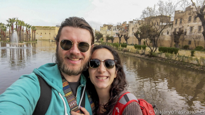 Pareja feliz viajando en los jardines de Fez, Marruecos