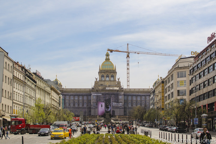 Panorama de la famosa Plaza Wenceslao en el centro de Praga, República Checa