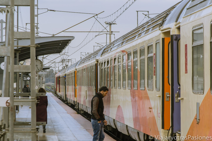 Típico tren entre Fez y Rabat, Marruecos
