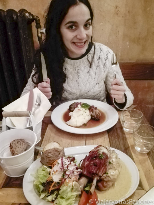 Típico mix de platos de Bruselas. Endibias, codillo y stoemp