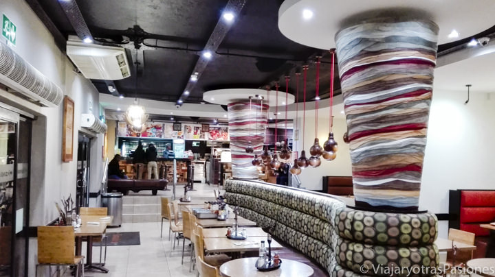 Típico interior de un Nando's en Johannesburgo en Sudáfrica