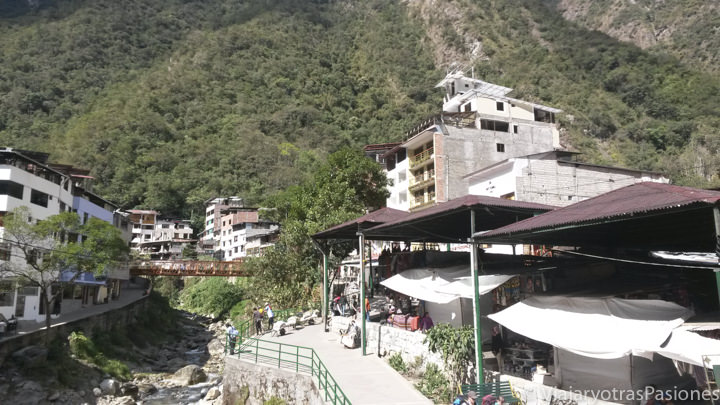 Panorama del centro del pueblo de Aguas Calientes, cerca de Machu Picchu