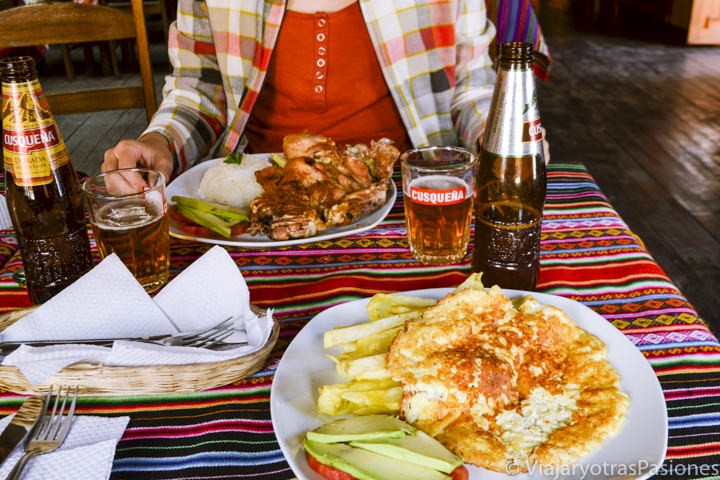 Deliciosa comida y cerveza tradicional en el pueblo de Pisac en Perú