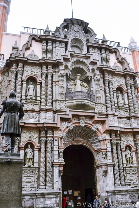 Hermosa fachada de la iglesia de la Merced en el centro de Lima, Perú