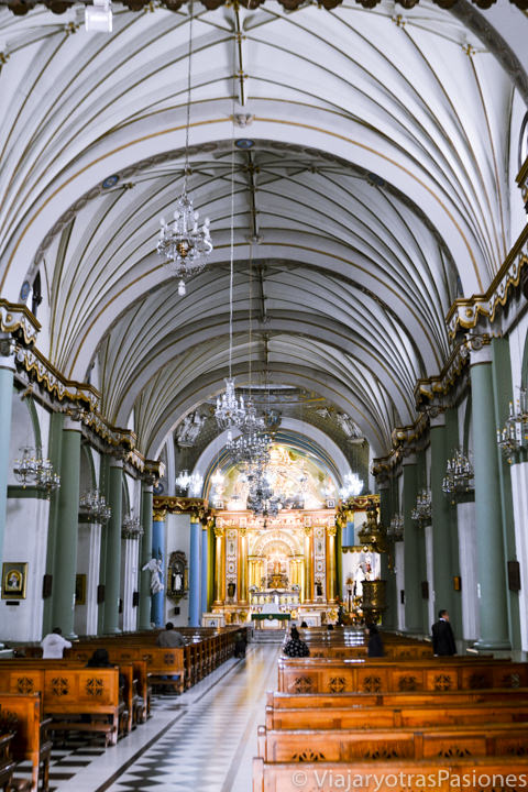 Precioso interior de la iglesia de Santo Domingo en Lima, Perú