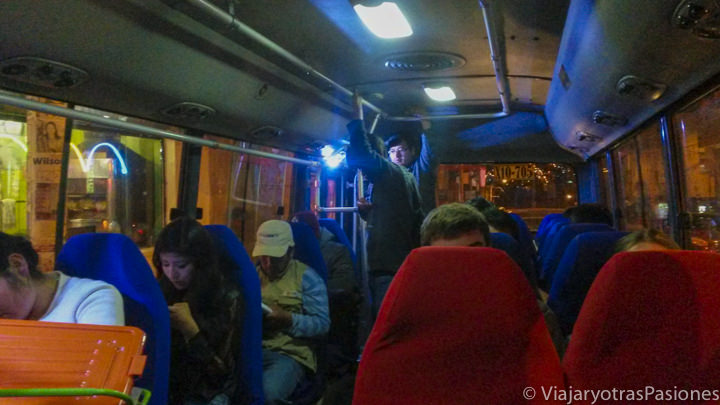 Típico combi en el centro de Cuzco en Perú esencial para ir del aeropuerto de Cuzco al centro