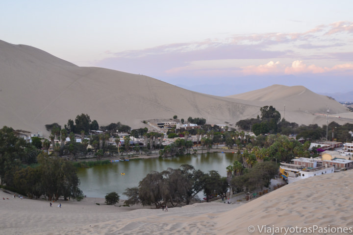 Atardecer en la célebre Oasis de Huacachina, Perú