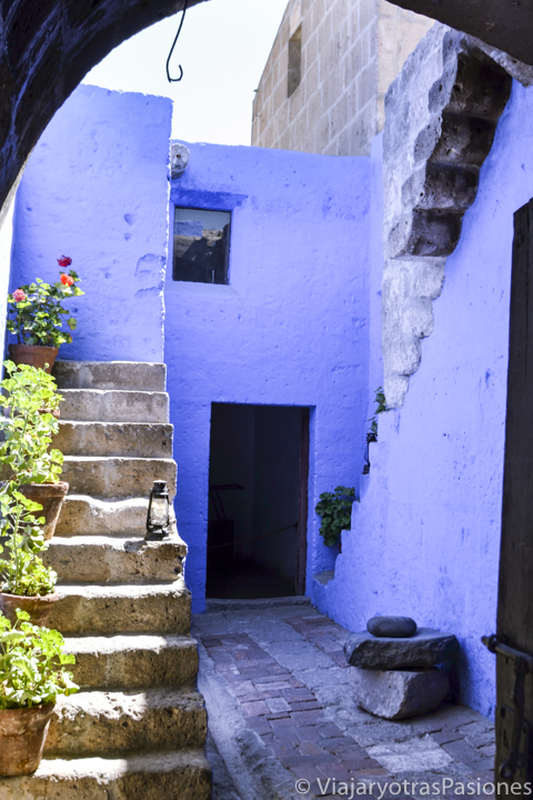 Increíble patio azul en el Monasterio de Santa Catalina en Arequipa, Perú