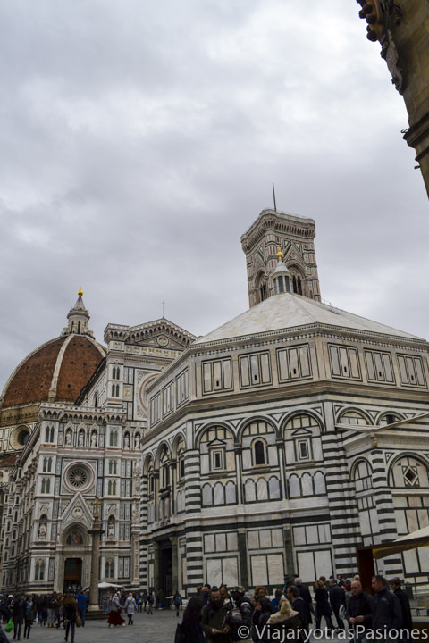 Vista de la célebre plaza del Duomo de Florencia, Italia