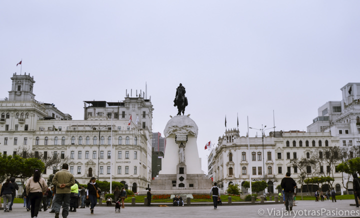 Panorámica de la plaza San Martín de Lima, Perú