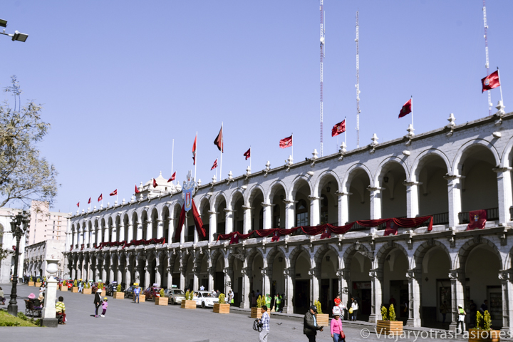 Imagen de uno de los porticos en la Plaza de Armas de Arequipa, Perú