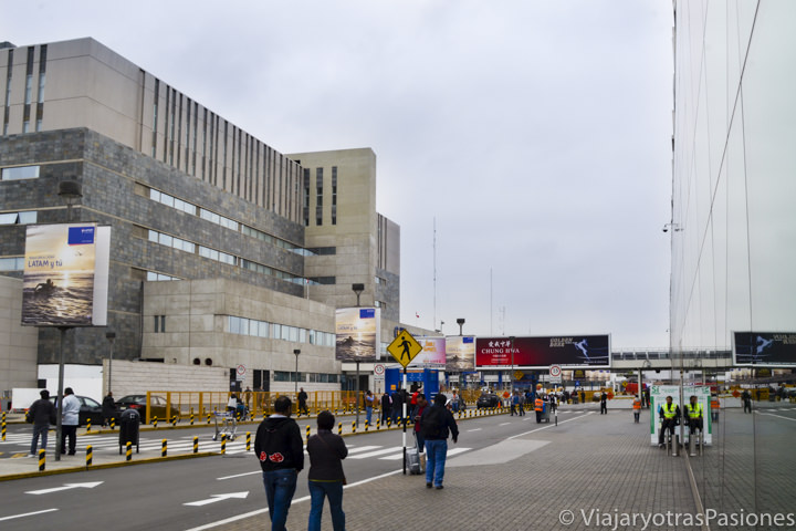 Llegadas y exterior del aeropuerto de Lima en Perú