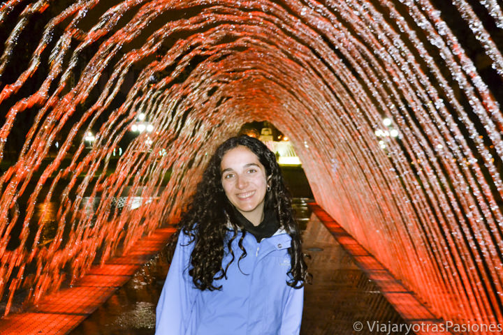Paula en un túnel de agua en el espectacular parque de la Reserva en Lima, Perú