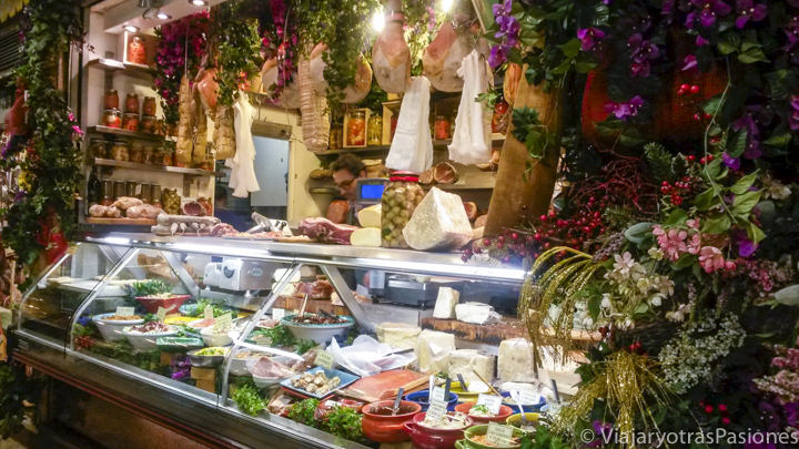 Hermoso puesto de comida en el mercado central de Florencia, Italia