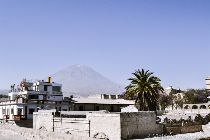Espectacular vista panorámica del Volcan Misti en Arequipa, Perú