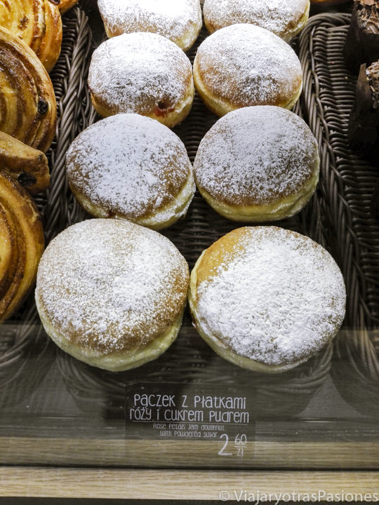 Imagen de deliciosos boliitos en una pastelería de Cracovia, Polonia