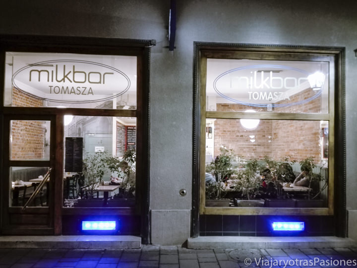 Fachada del famoso milk bar Tomasza en Cracovia, Polonia