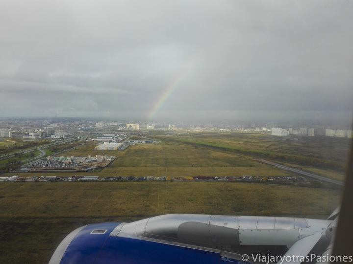 Paisaje y aterrizaje en el aeropuerto de San Petersburgo en Rusia