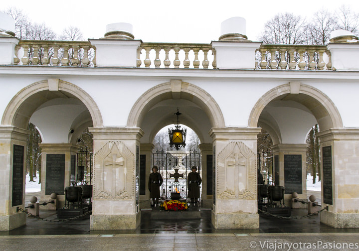 Vista exterior de la Tomba del Soldado Desconocido, en Varsovia