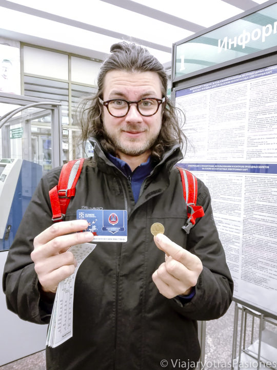 Tarjeta del metro y dinero en la metro de San Petersburgo en Rusia