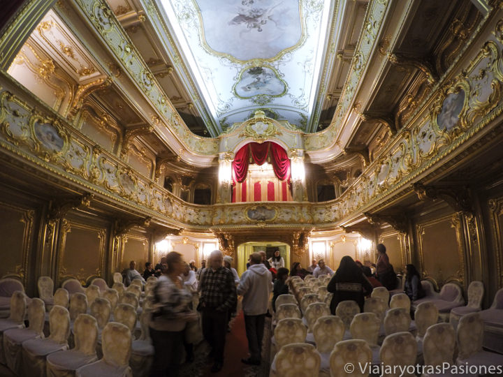 Teatro privado en estilo rococó en el palacio Yusupov en San Petersburgo en Rusia