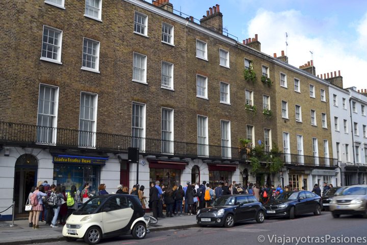 Larga cola para entrar en el famoso museo Sherlock Holmes en Baker Street, Londres, Inglaterra