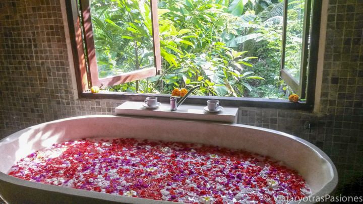 Maravilloso baño de flores en Ubud, en la isla de Bali