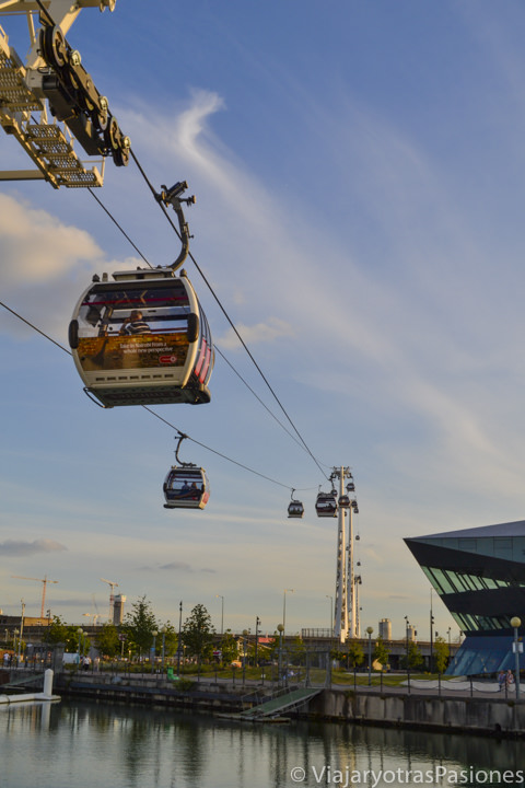 Vista del teleférico cerca del Millennium Dome en el barrio de Greenwich en Londres, Inglaterra