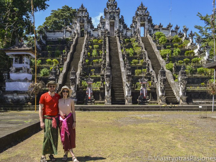viajar a bali 27 Pareja sonriendo frente a Pura Lempuyang, en la isla de Bali