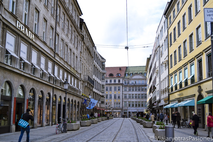Típica calle en el centro de Múnich, Alemania