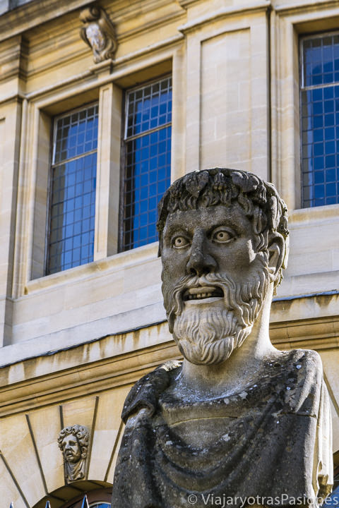 Característica estatua cerca de el Sheldonian Theatre en el centro de Oxford, Inglaterra