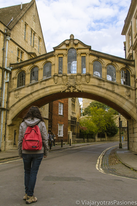 Frente al famoso puente de los suspiros en Oxford, Inglaterra
