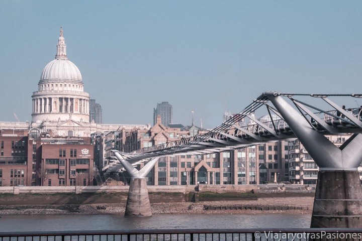 Bonito paisaje urbano de la City de Londres y el Millennium Bridge, Inglaterra