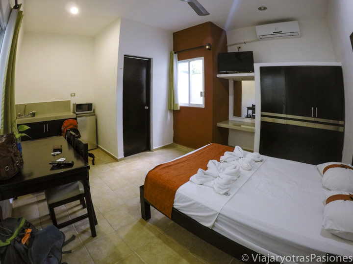 Interior de nuestro estudio en los Gayser Apartment en Valladolid, México
